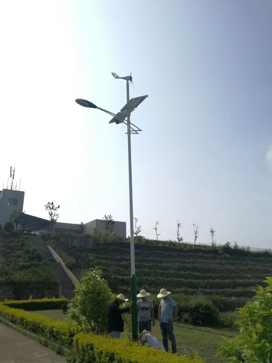 南京欧陆电气太阳能风光互补路灯安装.jpg
